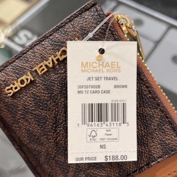 Michael Kors Jet Set Travel Medium Top Zip Card Case Wallet

Brown 
NWT - Picture 12 of 16
